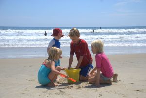 1205771_kids_on_family_beach_vacation_2[1]