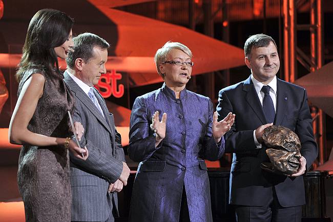 Prezes PKO Banku Polskiego Zbigniew Jagiello (pierwszy z prawej) wrecza Nagrode Kisiela zalozycielowi firmy Solaris Bus & Coach Krzysztofowi Olszewskiemu (drugi z lewej)