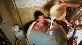 Domowe SPA â€“ Å‚azienka z wannÄ… Ofuro Styl Å¼ycia, LIFESTYLE - PoÅ‚Ä…czenie Å‚azienki z sypialniÄ… to modne rozwiÄ…zanie architektoniczne. Sprawia, Å¼e sypialnia przestaje byÄ‡ jedynie miejscem do spania, a staje siÄ™ przestrzeniÄ… relaksu i odpoczynku. Natomiast Å‚azienka z wygodnÄ… gÅ‚Ä™bokÄ… wannÄ… Ofuro zmienia siÄ™ w pokÃ³j kÄ…pielowy.