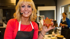 Świąteczne wypieki z Ewą Wachowicz Gwiazdy, LIFESTYLE - Bożonarodzeniowe pierniczki w połowie listopada? Czemu nie. Za oknem szaro, pochmurno, a w studio Colours of Coffee w Warszawie od rana radosna atmosfera i przyjemny zapach świeżo upieczonych świątecznych pierniczków.