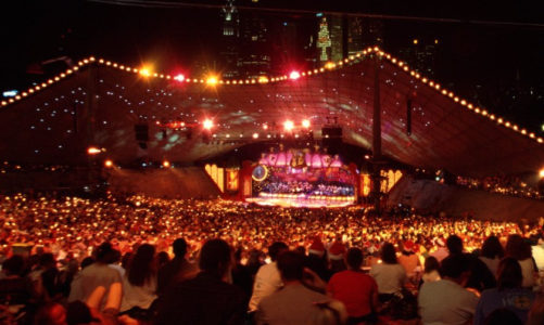 Karp, oplatek, puste miejsce przy stole i choinka