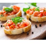 Przepis na karnawalowe przyjecie: Bruschetta z pomidorami i sosem musztardowo-paprykowym