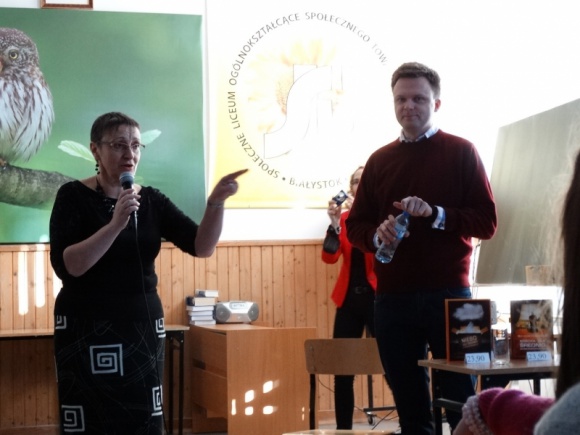 Szymon Hołownia o tym, co najważniejsze w życiu. Spotkanie z młodzieżą Styl życia, LIFESTYLE - O fundacji Kasisi, papieżu Franciszku i o tym, co ważne w życiu rozmawiali uczniowie białostockiego Zespołu Szkół Społecznych STO z Szymonem Hołownią, absolwentem tej szkoły.