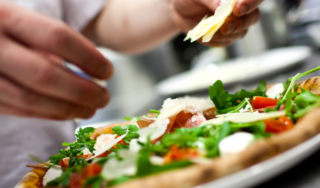 Pizza zlota czyli przepis na pyszna pizze! Jadalne zloto, homar marynowany w koniaku, kawior i szkocki losos. Miedzynarodowy Dzien Pizzy!