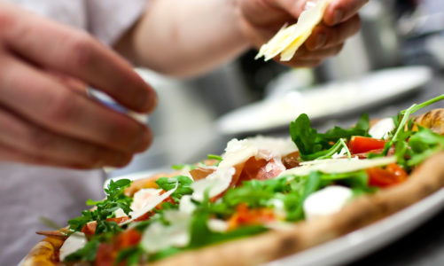 Pizza zlota czyli przepis na pyszna pizze! Jadalne zloto, homar marynowany w koniaku, kawior i szkocki losos. Miedzynarodowy Dzien Pizzy!