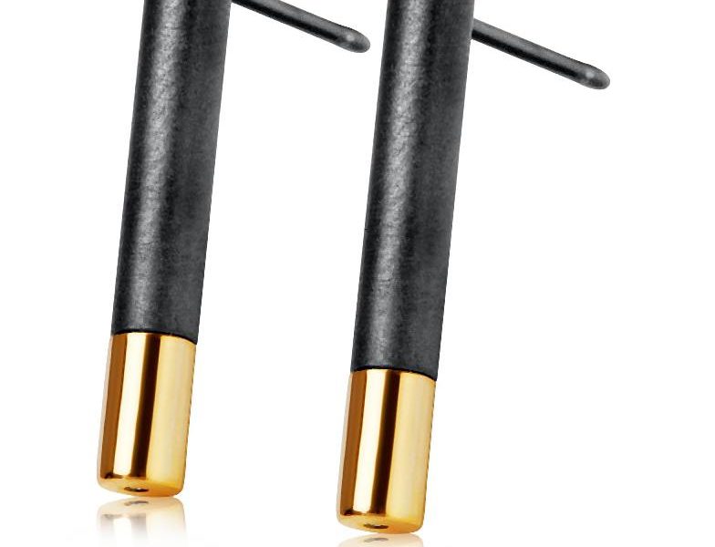 Srebro kontrastuje tu z rodowana czernia i zloceniami