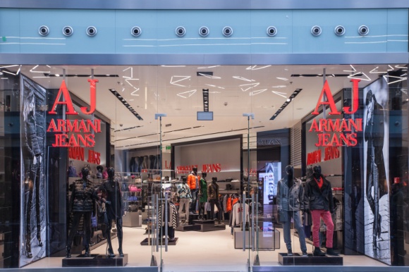 Pierwszy samodzielny butik marki Armani Jeans w Warszawie Styl Å¼ycia, LIFESTYLE - WnÄ™trza sklepÃ³w Armani na caÅ‚ym Å›wiecie sÄ… dopracowywane w najdrobniejszych szczegÃ³Å‚ach i realizowane przez najlepszych specjalistÃ³w z branÅ¼y retail. Za adaptacjÄ™ wÅ‚oskiego projektu w Polsce odpowiada Forbis Group.
