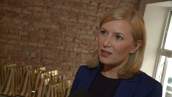 Krysztalki, kwiaty i cwieki to niezbedna ozdoba wieczorowych szpilek w sezonie jesien-zima 2014