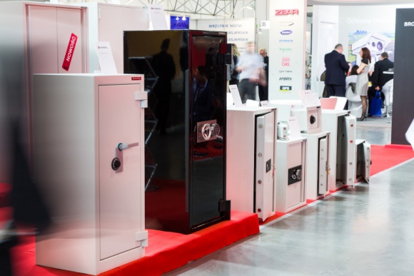 Na rynku systemÃ³w zabezpieczeÅ„ liczy siÄ™ gwarancja bezpieczeÅ„stwa BIZNES, Konsument - Dla uÅ¼ytkownika liczy siÄ™ gwarancja bezpieczeÅ„stwa i pewnoÅ›Ä‡, Å¼e zakupiony produkt w krytycznym momencie ochroni wartoÅ›ciowe mienie. SkutecznoÅ›Ä‡ produktÃ³w KONSMETAL potwierdzajÄ… opinie niezaleÅ¼nych instytucji badawczych i certyfikujÄ…cych.