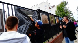 Jubileuszowa „Galeria na płocie†otwarta Styl życia, LIFESTYLE - Ulica Fabryczna znów zmieniła oblicze – z leśnych ostępów przeniosła nas na malownicze rozlewiska Biebrzy i Narwi. Zespół Szkół Społecznych STO po raz dziesiąty przygotował niezwykłą wystawę fotografii.