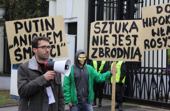 Polski artysta w obronie rosyjskiej sztuki i wolnoÅ›ci sÅ‚owa! Styl Å¼ycia, LIFESTYLE - W proteÅ›cie przeciwko hipokryzji wÅ‚adz Rosji oraz braku swobody wypowiedzi rosyjskiego Å›rodowiska kultury i sztuki, polski artysta Artur KaliÅ„ski namalowaÅ‚ obraz â€žAnioÅ‚ Åšmierciâ€ i przekazaÅ‚ go osobiÅ›cie przedstawicielowi ambasady rosyjskiej w Polsce.