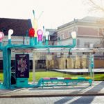 Nietypowy grajÄ…cy przystanek w centrum Warszawy wybudowany przez McDonaldâ€™s