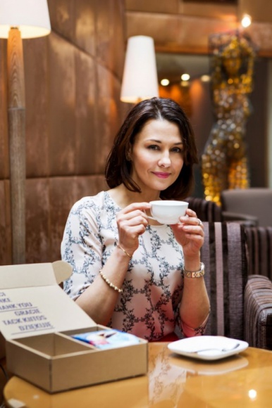 Moje dzieciÅ„stwo z paczkami z Niemiec Styl życia, LIFESTYLE - Anna Popek, znana dziennikarka i prezenterka telewizyjna jest ambasadorkÄ… akcji „Prima – Paczki WdziÄ™cznoÅ›ciâ€. W ramach akcji podzieliÅ‚a siÄ™ swojÄ… historiÄ… zwiÄ…zanÄ… z tematem paczek otrzymywanych w latach 80-tych.