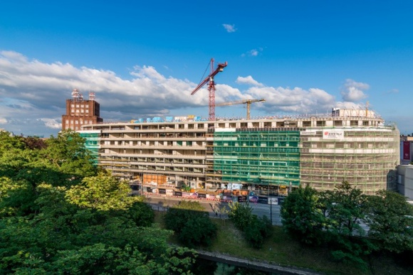 JuÅ¼ tylko rok do gotowego OVO WrocÅ‚aw Styl Å¼ycia, LIFESTYLE - Z placu budowy znikajÄ… Å¼urawie, a corian pokrywa juÅ¼ 30% elewacji wizjonerskiego budynku. Za rok OVO WrocÅ‚aw stanie siÄ™ nieodÅ‚Ä…cznÄ… czÄ™Å›ciÄ… miasta, a takÅ¼e jednym z jego najbardziej charakterystycznych miejsc. RozpoczÄ™Å‚o siÄ™ wielkie odliczanie.