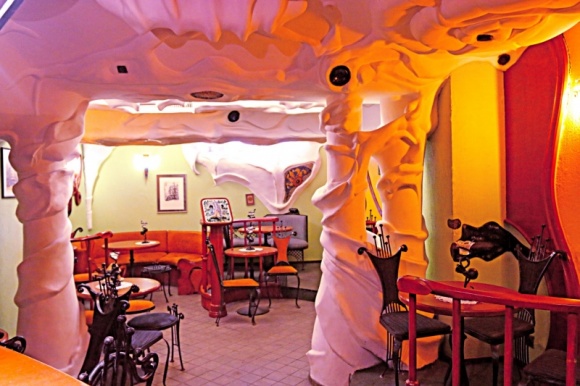 Kultowe Gaudi Cafe otwarte jeszcze w tym roku? BIZNES, Kultura - Niewiele osÃ³b zdaje sobie sprawÄ™, Å¼e w samym centrum Katowic znajduje siÄ™ miejsce wzorowane na Casa Mila, jednym z najciekawszych budynkÃ³w na Å›wiecie, zaprojektowanym przez Antoniego Gaudiego.
