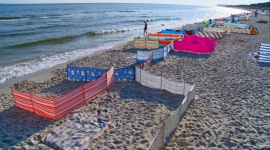 LeÅ¼ing, plaÅ¼ing, smaÅ¼ing iâ€¦ parawaning Styl Å¼ycia, LIFESTYLE - GorÄ…ce temperatury sprzyjajÄ… wylegiwaniu siÄ™ na plaÅ¼y. Jednak polskie morze i wybrzeÅ¼e zalewa nowy zwyczaj - parawaning. â€žPRESS-SERVICE Monitoring MediÃ³wâ€ sprawdziÅ‚, co oznacza ten termin i jak bardzo jest popularny w social media.