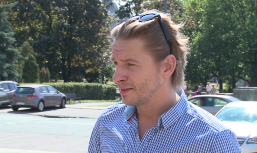 Adam Adamonis bedzie pomagac kobietom, kt?re padly ofiara przemocy domowej