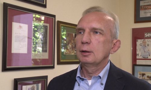 Trener jezykowy: gwiazdy chetnie ucza sie jezyk?w obcych i zaskakuja systematycznoscia, a politycy w wiekszosci sa leniwi i szybko rezygnuja z zajec