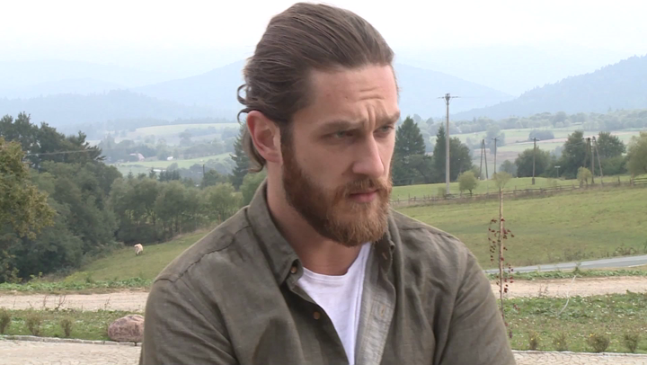 Ekskluzywny Menel twarza marki produkujacej kosmetyki na bazie wegla drzewnego z Bieszczad. Bloger obala mit, ze pielegnacja jest niemeska