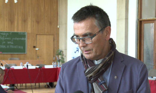 Eksperci krytykuja zbyt szybkie tempo przygotowania rzadowego podrecznika, brak mozliwosci wyboru i wytykaja jego bledy merytoryczne