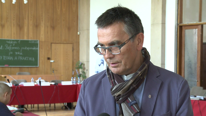 Eksperci krytykuja zbyt szybkie tempo przygotowania rzadowego podrecznika, brak mozliwosci wyboru i wytykaja jego bledy merytoryczne