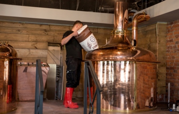 ZÅ‚oty Pies w Rynku warzy juÅ¼ piwo Styl Å¼ycia, LIFESTYLE - Lager leÅ¼akuje, piwo marcowe fermentuje, IPA trafiÅ‚a wÅ‚aÅ›nie do kotÅ‚a warzelnego, na swojÄ… kolej czeka pszeniczne. Browar restauracyjny ZÅ‚oty Pies przygotowuje cztery premiery na otwarcie we wrzeÅ›niu.