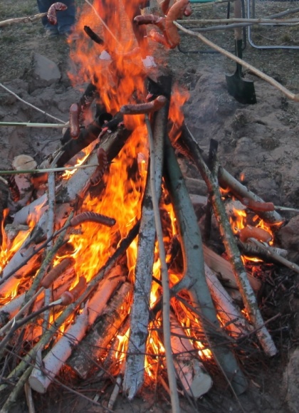 KieÅ‚basa z ogniska Styl Å¼ycia, LIFESTYLE - Jesienne ogniska cieszÄ… siÄ™ jeszcze wiÄ™kszym powodzeniem niÅ¼ te, rozpalane latem. Szybciej siÄ™ Å›ciemnia, szybciej robi siÄ™ chÅ‚odniej, wiÄ™c trzeba siÄ™ czymÅ› ogrzaÄ‡. A do tego, na rozgrzewkÄ™ upiec klasycznÄ… kieÅ‚basÄ™ Madej WrÃ³bel na patyku i zjeÅ›Ä‡ jÄ… z chrupiÄ…cym polskim chlebem.