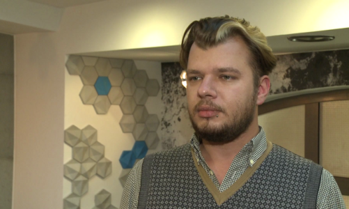 Beton architektoniczny coraz czesciej wykorzystywany do wykonczenia scian w salonach. Nadaje wnetrzom industrialny charakter