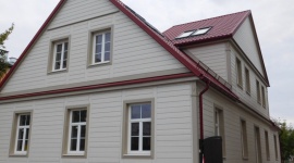 SzkoÅ‚a 100-letnim domu. W BiaÅ‚ymstoku Styl Å¼ycia, LIFESTYLE - Stuletni dom przy Fabrycznej 10A zostaÅ‚ uratowany. NiszczejÄ…cÄ… ruinÄ™ wyremontowaÅ‚a, dziaÅ‚ajÄ…ca obok szkoÅ‚a spoÅ‚eczna, zachowujÄ…c oryginalny charakter budynku. WkrÃ³tce rozpocznÄ… siÄ™ tam zajÄ™cia szkolne.