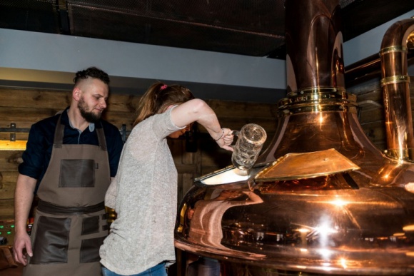 Live brewing w Polsce. Nowy trend? Styl Å¼ycia, LIFESTYLE - Przychodzisz do browaru, sam dorzucasz sÅ‚ody i chmiele, filtrujesz brzeczkÄ™, sprawdzasz poziom zawartoÅ›ci cukru. Live brewing polega na tym, Å¼e nie tylko patrzysz, jak powstaje piwo, lecz bierzesz w tym udziaÅ‚. Czy to kolejny etap polskiej rewolucji piwnej?