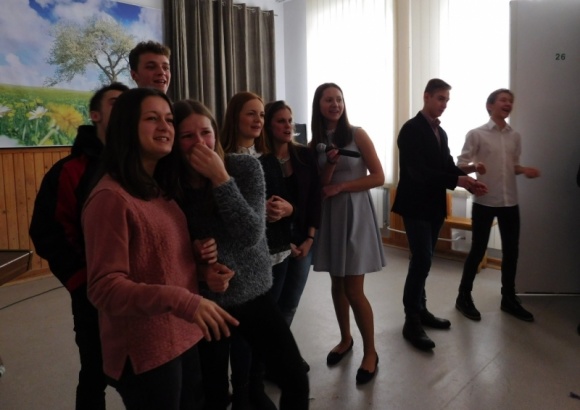 BiaÅ‚ostoccy wolontariusze wspierajÄ… rÃ³wieÅ›nikÃ³w ze Wschodu Styl Å¼ycia, LIFESTYLE - Blisko 1200 zÅ‚ zebrali wolonatriusze SLO STO dla mÅ‚odych ludzi ze Wschodu, by mogli wziÄ…Ä‡ udziaÅ‚ w obchodach Åšwiatowego Dnia MÅ‚odzieÅ¼y 2016. Wspomagali ich francuscy uczniowie, goszczÄ…cy z wizytÄ… w szkole.