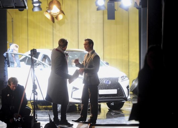 Jude Law zaprasza na czerwony dywan Gwiazdy, LIFESTYLE - 14 scen przygotowanych przez Toma Dixona, w scenerii londyÅ„skiego hotelu Mondrian oraz w ukrytym podziemnym skarbcu bankowym.