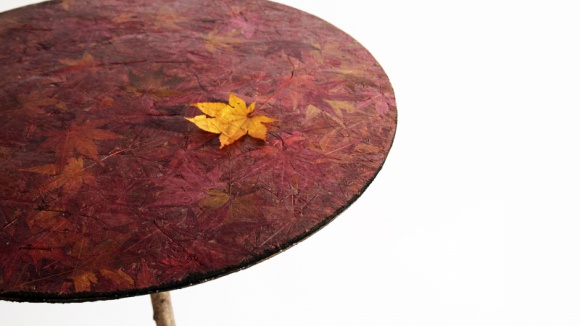 Przemijanie ujÄ™te w tworzywo. Oto koperty i meble wykonane z opadÅ‚ych liÅ›ci.