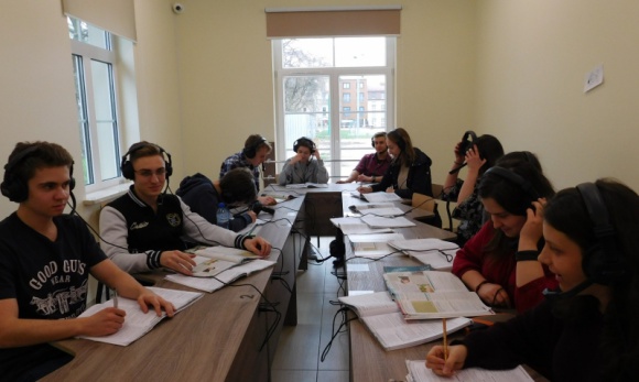 Nowoczesne pracownie w stuletnim domu przy Fabrycznej Styl życia, LIFESTYLE - Drewniany dom przy Fabrycznej 10A tętni szkolnym życiem. Sąsiadująca z nim szkoła ma już wszystkie niezbędne pozwolenia na użytkowanie budynku.