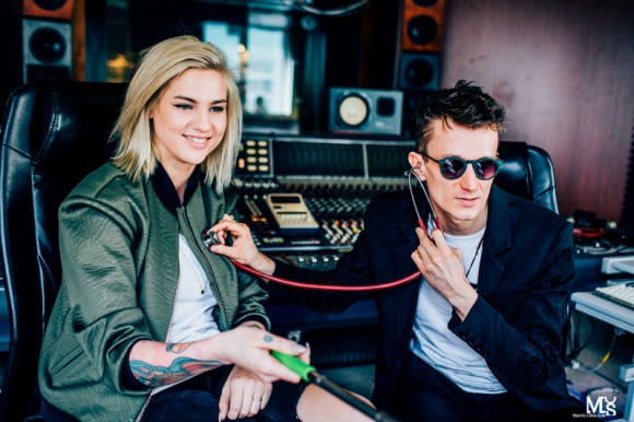Karolina Gilon szykuje projekt z Piotrem Bejnarem? Muzyka, LIFESTYLE - SÅ‚ynna fotomodelka Karolina Gilon wspiera DJ'a i producenta Piotra Bejnara!