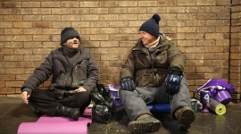 Porzucili luksusy by zmieniać Å›wiat! "AnioÅ‚y dobroczynnoÅ›ci" na Nat Geo People Styl życia, LIFESTYLE - PiÄ™ciu bogaczy o dobrych sercach postanowiÅ‚o odrzucić luksusy, by nieść pomoc biednym spoÅ‚ecznoÅ›ciom. Ich starania można bÄ™dzie zobaczyć w nowym cyklu „AnioÅ‚y dobroczynnoÅ›ciâ€, który już w maju zagoÅ›ci na antenie Nat Geo People.