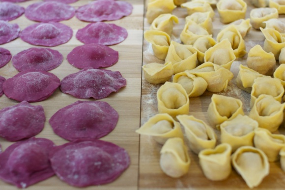 Włoski makaron domowy – miłość na całe życie Styl życia, LIFESTYLE - Nie ma nic bardziej charakterystycznego i celnie określającego mieszkańców Półwyspu Apenińskiego niż talerz makaronu z sosem pomidorowym. To skojarzenie jest jak najbardziej uzasadnione, gdyż Włosi jedzą makaron codziennie. Danie powszednie? Tak, ale diabeł tkwi w szczegółach.