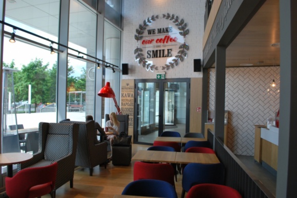 COSTA COFFEE z trzema nowymi kawiarniami Styl życia, LIFESTYLE - COSTA COFFEE – legendarna kawiarnia z serca Londynu – nie zwalnia tempa rozwoju. Największa sieć kawiarni w Polsce i w Europie właśnie powiększyła się o trzy nowe lokalizacje.