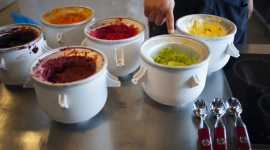 Lody rzemieÅ›lnicze czy przemysÅ‚owe? SiÅ‚a tkwi w prostocie. Styl Å¼ycia, LIFESTYLE - OjczyznÄ… lodÃ³w rzemieÅ›lniczych sÄ… WÅ‚ochy, gdzie istnieje ponad 13 tys. lodziarni. Moda na lody rzemieÅ›lnicze dotarÅ‚a juÅ¼ do Polski, a kolejne lodziarnie serwujÄ…ce naturalne smakoÅ‚yki wyrastajÄ… jak grzyby po deszczu. Jak odrÃ³Å¼niÄ‡ prawdziwe lody od ich przemysÅ‚owych podrÃ³bek?