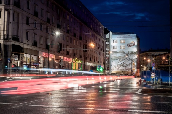 KRÃ“LEWSKIE NIEFILTROWANE INSPIRUJE POWSTANIE MURALU NA BRACKIEJ Styl Å¼ycia, LIFESTYLE - DziÄ™ki marce KrÃ³lewskie Niefiltrowane pojawiÅ‚ siÄ™ w Warszawie wyjÄ…tkowy mural. Na Å›cianie Domu Braci JabÅ‚kowskich od strony ulicy Kruczej powstaÅ‚ ogromnych rozmiarÃ³w obraz, znany ze starych zdjÄ™Ä‡ â€“ TrasÄ™ WZ widzianÄ… z Placu Zamkowego.