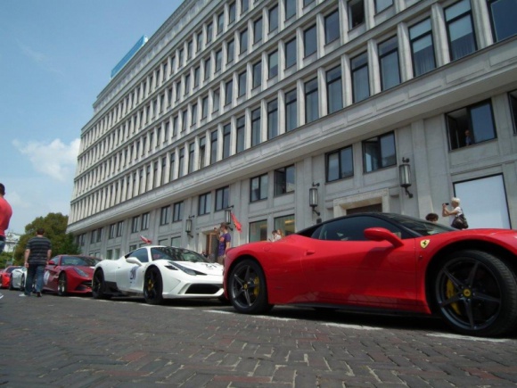 Kawalkada Ferrari Costa Baltica na dziedziÅ„cu CBF â€žNowy Åšwiatâ€! BIZNES, Kultura - JuÅ¼ jutro, 28 lipca br., Centrum Bankowo-Finansowe â€žNowy Åšwiatâ€ zostanie opanowane przez superszybkie samochody.