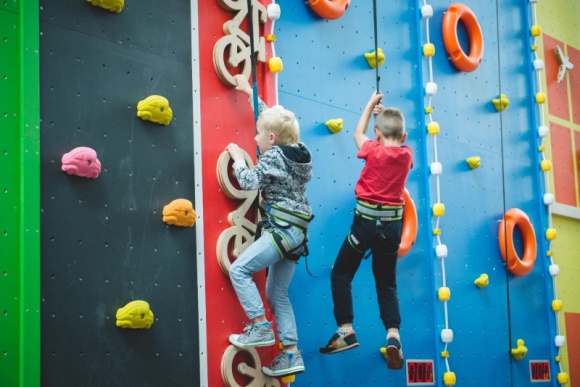 W centrum moÅ¼na siÄ™ juÅ¼ wspinaÄ‡ Styl Å¼ycia, LIFESTYLE - Wspinaczka w centrum Bytomia? W Agorze Bytom otwarto nietypowÄ… Å›ciankÄ™ wspinaczkowÄ… City Climb. GoÅ›cie multigalerii mogÄ… wspinaÄ‡ siÄ™ po 8-metrowym obiekcie pod okiem profesjonalnego instruktora.