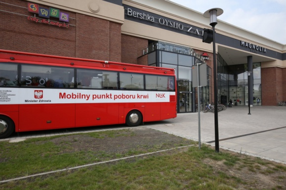Oddaj krew, uratuj Å¼ycie - okazja juÅ¼ w sobotÄ™ Styl Å¼ycia, LIFESTYLE - Krew i jej skÅ‚adniki ratujÄ… Å¼ycie tysiÄ™cy pacjentÃ³w. Nie moÅ¼na ich sztucznie wyprodukowaÄ‡, ani dÅ‚ugo przechowywaÄ‡, dlatego stale potrzebni sÄ… dawcy. NajbliÅ¼sza zbiÃ³rka juÅ¼ w tÄ™ sobotÄ™ (27 sierpnia) w Magnolia Park od godz. 12.00 do 16.30.
