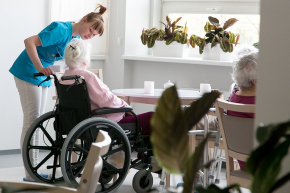 Jest popyt na profesjonalnÄ… opiekÄ™ dla seniorÃ³w Styl Å¼ycia, LIFESTYLE - JuÅ¼ 80 seniorÃ³w mieszka w Angel Care, centrum seniora we WrocÅ‚awiu, 30 kolejnych miejsc jest zarezerwowanych. OÅ›rodek podsumowuje pierwsze trzy miesiÄ…ce dziaÅ‚ania. Okazuje siÄ™, Å¼e polskich seniorÃ³w staÄ‡ na wysoki standard opieki, oparty na zachodnich wzorcach.