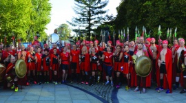 Spartanie biegajÄ… z OSHEE Styl Å¼ycia, LIFESTYLE - W miniony weekend Fundacja Spartanie Dzieciom wziÄ™Å‚a udziaÅ‚ w kolejnym maratonie â€“ 100 biegaczy, przebranych w stroje Spartan, pobiegÅ‚o by pomÃ³c chorym dzieciom. DoÅ‚Ä…czyÅ‚a do nich takÅ¼e marka OSHEE, ktÃ³ra przekazaÅ‚a uczestnikom m.in. napoje specjalnie dedykowane biegaczom.