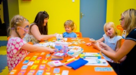 Nowe atrakcje dla maÅ‚ych odkrywcÃ³w Styl Å¼ycia, LIFESTYLE - Nowe miejsce i eksperymenty przygotowane dla dzieci przez animatorÃ³w z Uniwersytetu Rozwoju â€“ juÅ¼ 8 paÅºdziernika wraca Klub OdkrywcÃ³w w Agorze Bytom. ZajÄ™cia odbÄ™dÄ… siÄ™ co sobotÄ™. WstÄ™p wolny.