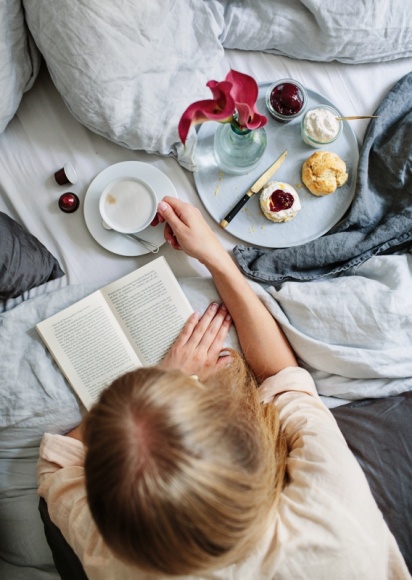 Śniadanie do łóżka Styl życia, LIFESTYLE - Zapach aromatycznej kawy potrafi szybko postawić na nogi nawet największych miłośników późnych pobudek. A gdyby tak w jesienne, chłodne dni zostać w łóżku dłużej, przenosząc do niego filiżankę ulubionej kawy i pyszne śniadanie?