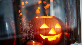 Halloween. Wersja dla ciekawych (i gÅ‚odnych) Styl Å¼ycia, LIFESTYLE - Polska: Zaduszki jak co roku. Wieczorem, w przeddzieÅ„ ÅšwiÄ™ta ZmarÅ‚ych po ulicach snujÄ… siÄ™ w grupach strzygi, duchy i koÅ›ciotrupy. Do domÃ³w pukajÄ… kostuchy proszÄ…ce o datki w postaci cukierkÃ³w.
