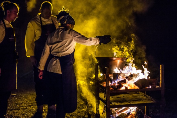 Kolacja z widokiem na gÃ³ry Styl Å¼ycia, LIFESTYLE - â€žDinner with a viewâ€, to cykl kolacji plenerowych poÅ‚Ä…czonych z przygotowywaniem daÅ„ na Å¼ywym ogniu.