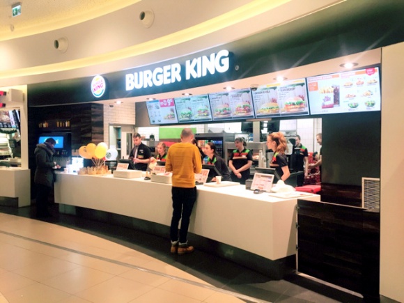 Burger King w Wola Parku BIZNES, Konsument - 27 grudnia w Wola Parku otworzyÅ‚ siÄ™ Burger King. Jest to 10 lokal w Warszawie. Restauracja znajduje siÄ™ na II piÄ™trze na food courcie.